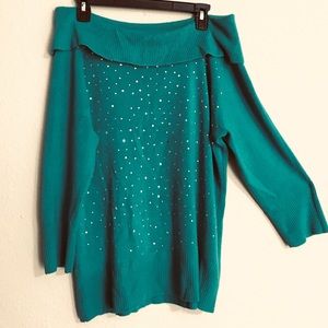 Women , light sweater top .